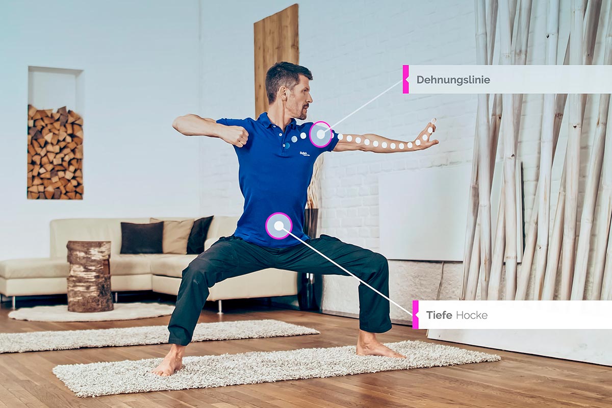 Wolfgang haciendo el ejercicio de yoga del meridiano del arquero para el meridiano del intestino grueso con la línea de estiramiento dibujada.